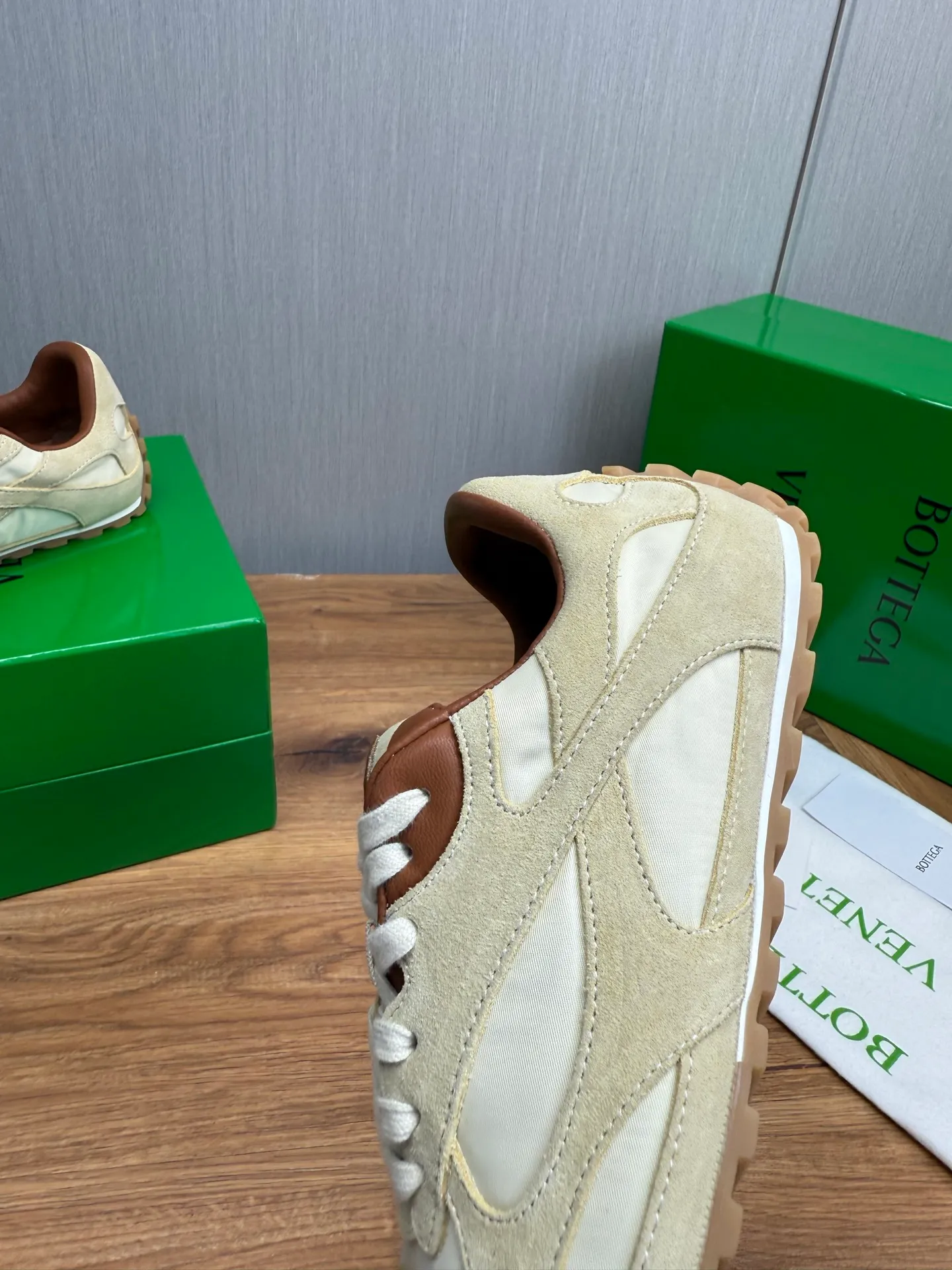 Men's men's shoes💰540💰 Bottega Veneta｜BV's new Forrest Gump shoes. Dexun shoes🩷💚 Sneaker technology nylon and suede, inspired by retro sneakers, light, comfortable, breathable and essential item. Original wear-resistant and non-slip rubber outsole❕❗️ Size: Female 35-40 (40 is custom-made and cannot be returned) Male 39-45 (45 is custom-made and cannot be returned or exchanged)